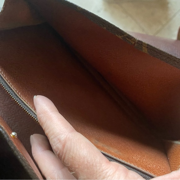 Authenthic Vintage Louis Vuitton  Sarah wallet. - Picture 11 of 16